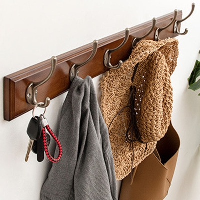 Brauner Kleiderb&uuml;gel aus Holz im modernen Stil, minimalistischer Wandgarderobenst&auml;nder f&uuml;r Zuhause