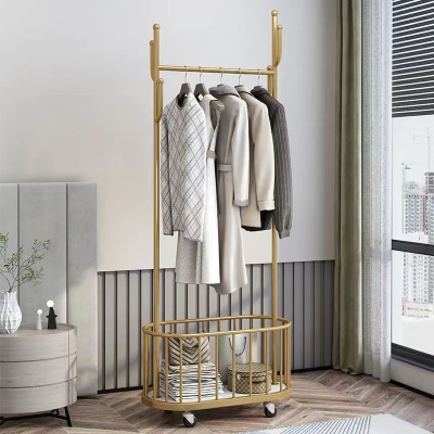 Wundersch&ouml;ner Kleiderb&uuml;gel, einfarbiger Korb zur Aufbewahrung, Metallgarderobe mit Rollen