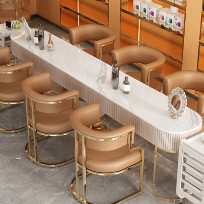 Poltrona da pranzo imbottita Glam Indoor con base dorata e schienale aperto