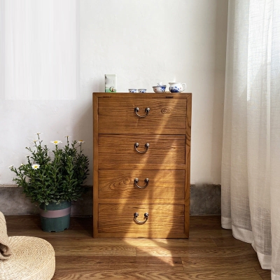 Kommode aus Holz. Traditionelle Kommode mit Schubladen