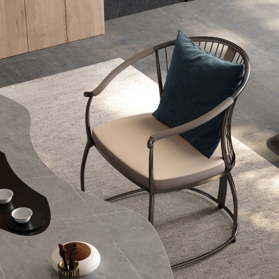 Sedia moderna con cuscino schienale e braccioli con gambe in metallo per sala da pranzo