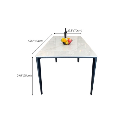 Tavolo da pranzo moderno rettangolare con piano in pietra bianca e 4 gambe in metallo nero