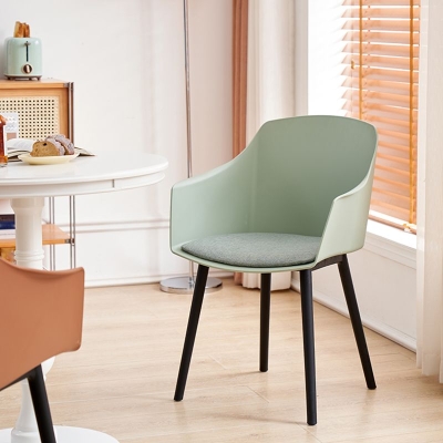 Sedia da pranzo moderna con gamba nera imbottita per sala da pranzo in plastica