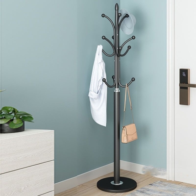 Zeitgen&ouml;ssischer Garderobenst&auml;nder aus Metall mit Haken und Kleiderb&uuml;gel im Wohnzimmer