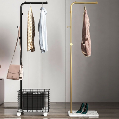 Moderne Garderobe aus Metall mit freistehenden Haken und Kleiderb&uuml;geln f&uuml;r das Wohnzimmer
