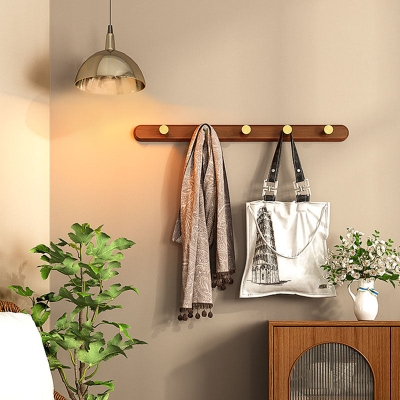 Skandinavische Garderobe aus Holz mit Metallhaken f&uuml;r die Wandmontage im Eingangsbereich