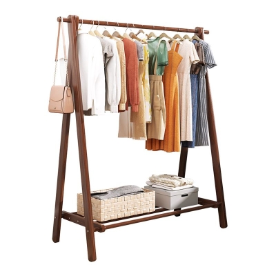 Moderne Garderobe aus Holz mit Regal und Kleiderb&uuml;gel im Schlafzimmer