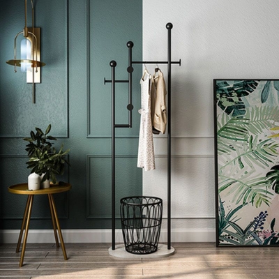 Modernes Metall-Eingangsset mit 4 Haken und Korb im Wohnzimmer