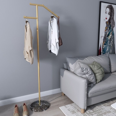 Zeitgen&ouml;ssischer Flurbaum mit Metallrahmen und Haken f&uuml;r den Eingangsbereich im Wohnzimmer