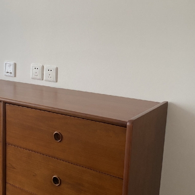 Hochmoderne Doppelkommode aus Kiefernholz mit Stauraum f&uuml;r das Schlafzimmer