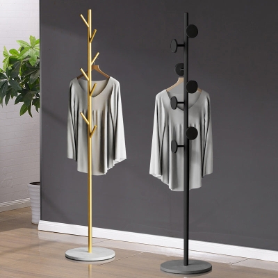 Zeitgen&ouml;ssische Garderobe mit rundem Marmorboden und Metall-Kleiderb&uuml;gel