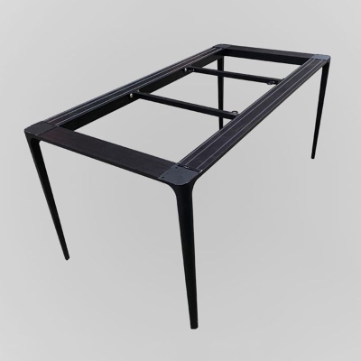 Tavolo da pranzo moderno rettangolare con piano in pietra bianca e 4 gambe in metallo nero