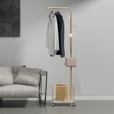 Moderne Korbaufbewahrung, Kleiderb&uuml;gel, Rollendetail, Metallgarderobe f&uuml;r das Wohnzimmer