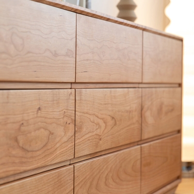 Hochmoderne Doppelkommode aus massivem Kiefernholz mit horizontaler Aufbewahrung f&uuml;r das Schlafzimmer
