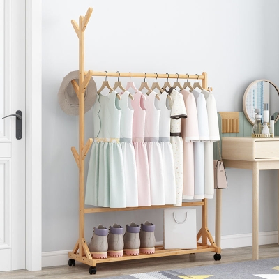 Appendiabiti in stile moderno con ganci in bamb&ugrave; massiccio, appendiabiti di design per soggiorno