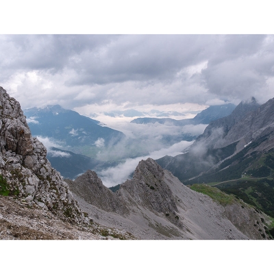 Carta da parati con paesaggi contemporanei. Carta da parati fotografica resistente alle macchie di montagna