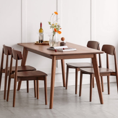 Tavolo da pranzo moderno rettangolare marrone con piano in noce e 4 gambe in legno massello