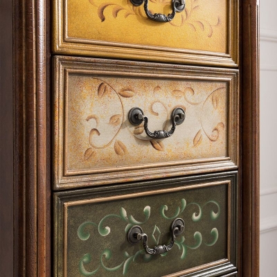 Vertikale Truhe aus Holz im traditionellen Stil f&uuml;r Dessous im Schlafzimmer