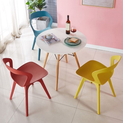 Sedia da pranzo laterale in plastica a 4 gambe con schienale aperto in stile moderno per uso domestico