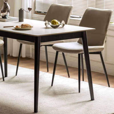 Tavolo da pranzo moderno rettangolare in pietra bianca con 4 gambe in rovere nero