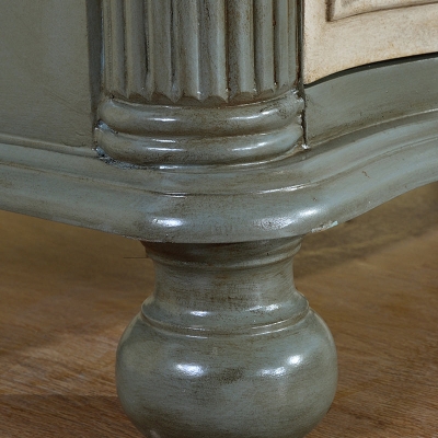 Traditionelle Kommode aus Holz mit Schubladen