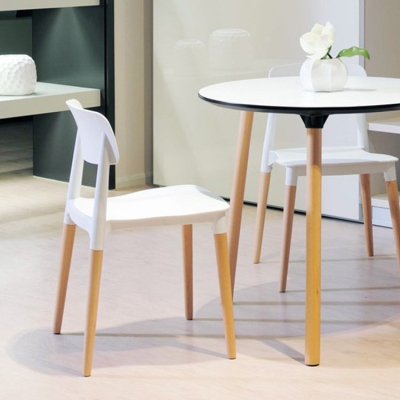 Sedia da pranzo moderna in plastica e legno massello con schienale aperto