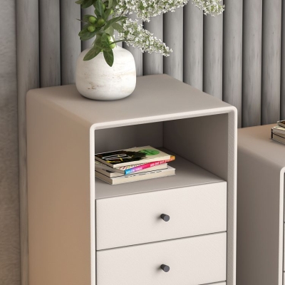Dessous-Truhe mit Metallbeinen. Zeitgen&ouml;ssische Kommode mit Schubladen f&uuml;r das Schlafzimmer