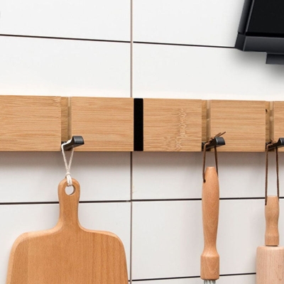 Kleiderb&uuml;gel aus Holz im zeitgen&ouml;ssischen Stil. Wandgarderobe zum Aufh&auml;ngen