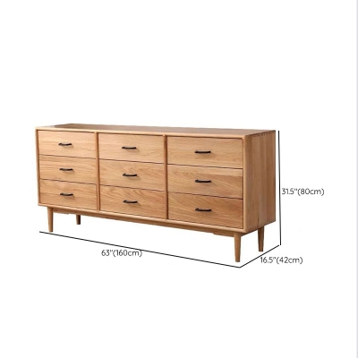 Traditionelle Kommode aus massivem Holz mit Schubladen