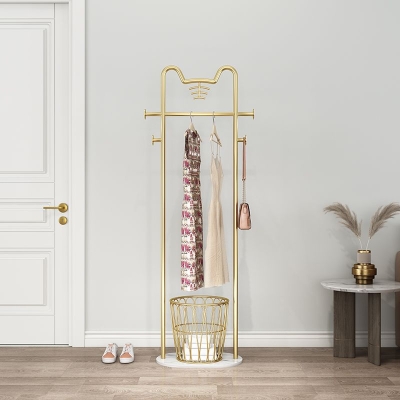 Flurbaum mit Haken und Korb. Pr&auml;chtiger Flurst&auml;nder aus Metall in Gold