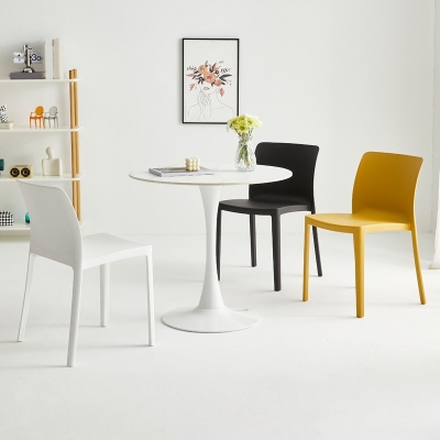 Sedia da pranzo Parsons impilabile in plastica senza braccioli per sala da pranzo moderna