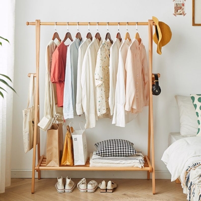 Moderne freistehende Holzgarderobe mit 4 Haken und Ablagefl&auml;chen