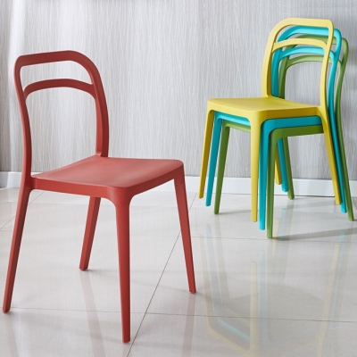 Sedia da pranzo laterale in plastica con schienale aperto in stile moderno per uso domestico