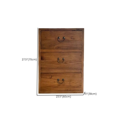 Kommode aus Holz. Traditionelle Kommode mit Schubladen