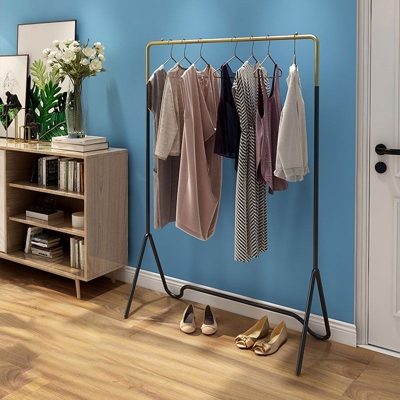Moderner Baum-Kleiderb&uuml;gel mit Metallrahmen f&uuml;r den Eingangsbereich