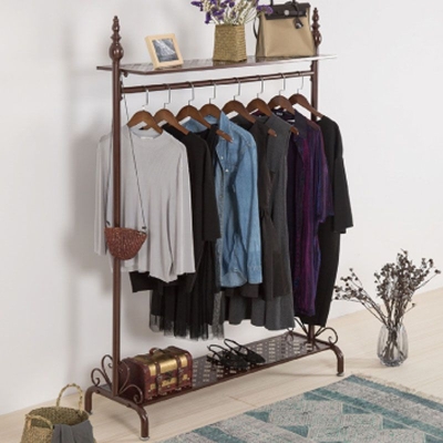 Garderobe im modernen Stil, freistehendes Regaldesign, metallische Garderobe