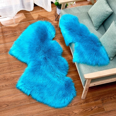 Tappeto in poliestere lavabile in tinta unita a forma di cuore per la decorazione domestica