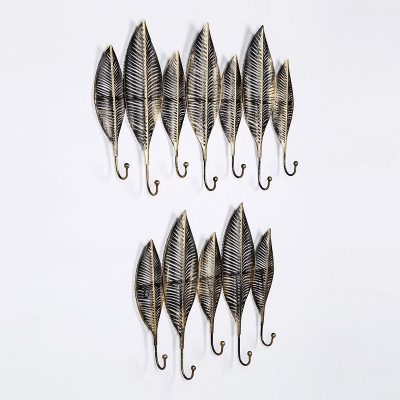 Garderobenst&auml;nder aus Metall in Bl&auml;tterform zur Wandmontage mit Haken. Industrie-Garderobe