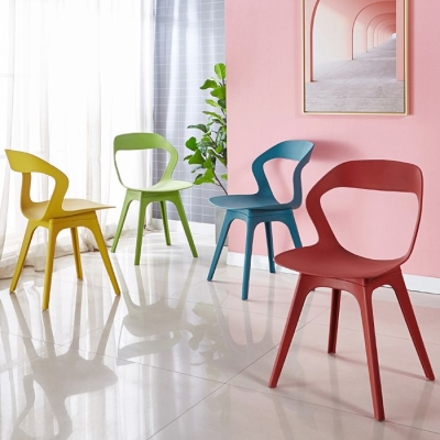 Sedia da pranzo laterale in plastica a 4 gambe con schienale aperto in stile moderno per uso domestico