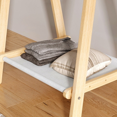 Moderne Garderobe aus Holz mit Regal und Kleiderb&uuml;gel im Schlafzimmer