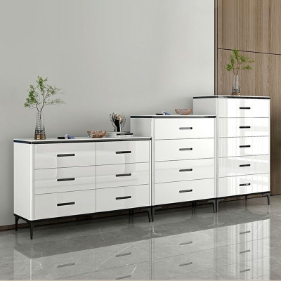 Zeitgen&ouml;ssische wei&szlig;e Doppelkommode mit Metallf&uuml;&szlig;en f&uuml;r zu Hause