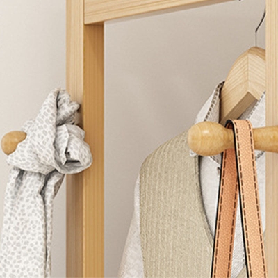 Holzgarderobe im modernen Stil, minimalistische Haushalts-Bodengarderobe mit Riemenscheibe