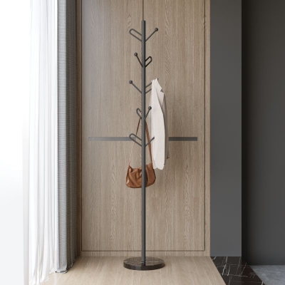 Glamour&ouml;se Garderobe aus Metall, kein st&ouml;render, freistehender Baum im Eingangsbereich