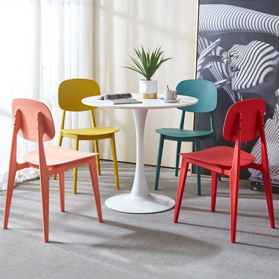 Sedia da pranzo laterale in plastica con schienale aperto in stile moderno per la casa