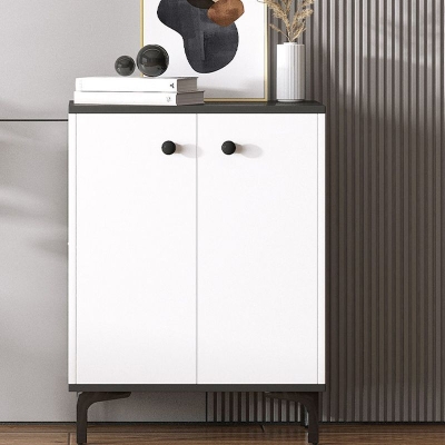 Moderne wei&szlig;e Kommode aus Holz mit Schubladen und T&uuml;ren