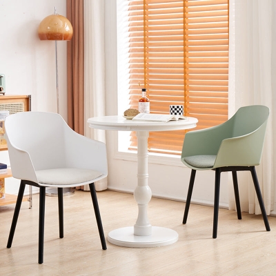 Sedia da pranzo moderna con gamba nera imbottita per sala da pranzo in plastica