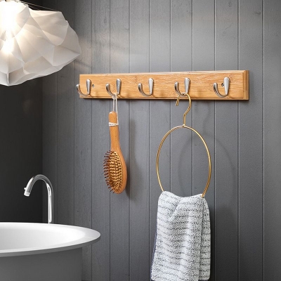 Moderner, minimalistischer Kleiderb&uuml;gel f&uuml;r Zuhause, Wandgarderobe aus Holz und Metall