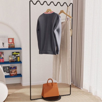 Zeitgen&ouml;ssische Designer-Garderobe aus Metall mit einfarbigem Design