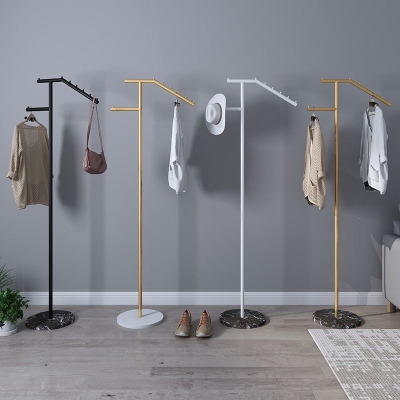Zeitgen&ouml;ssischer Flurbaum mit Metallrahmen und Haken f&uuml;r den Eingangsbereich im Wohnzimmer