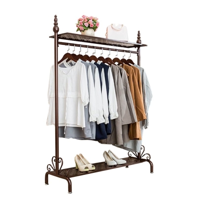Modernes Flurregal aus Metall inklusive freistehender Garderobe
